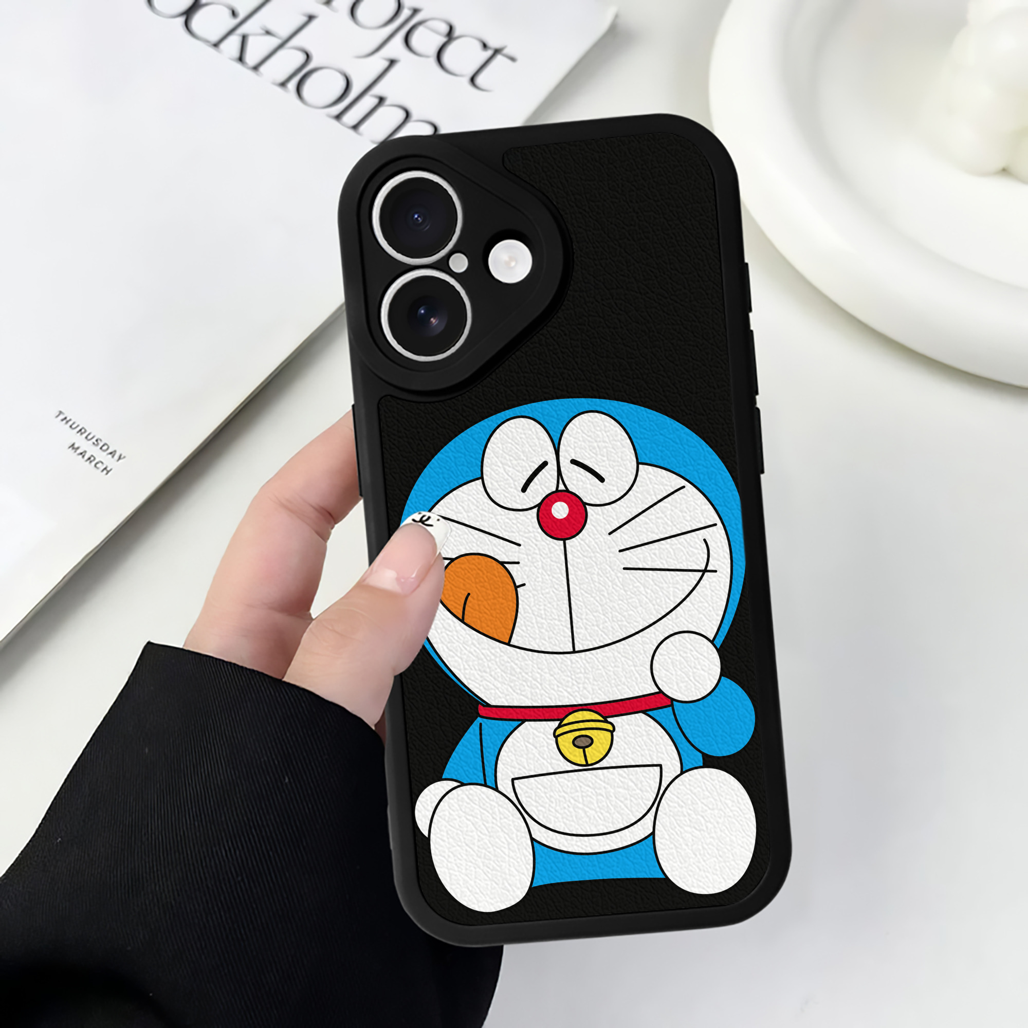 （画像用） ドラえもん Doraemon 【iPhone 16シリーズ対応】シリコンスマホケース（レザー調） 材質：シリコン